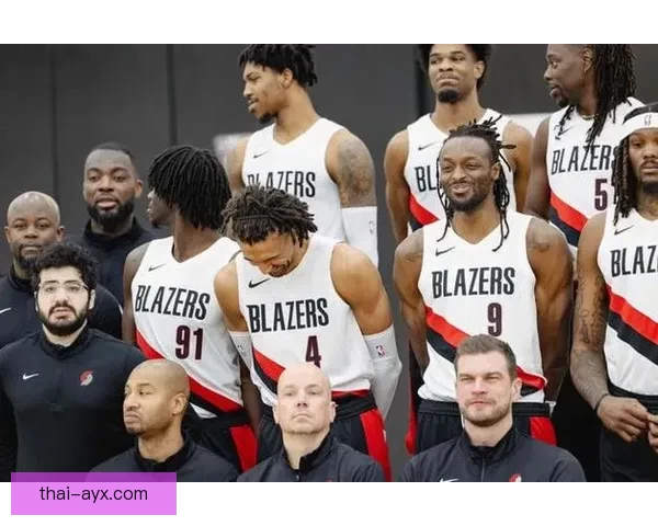 开拓者全家福大合照：杨瀚森C位领衔，利拉德昔日位置成回忆